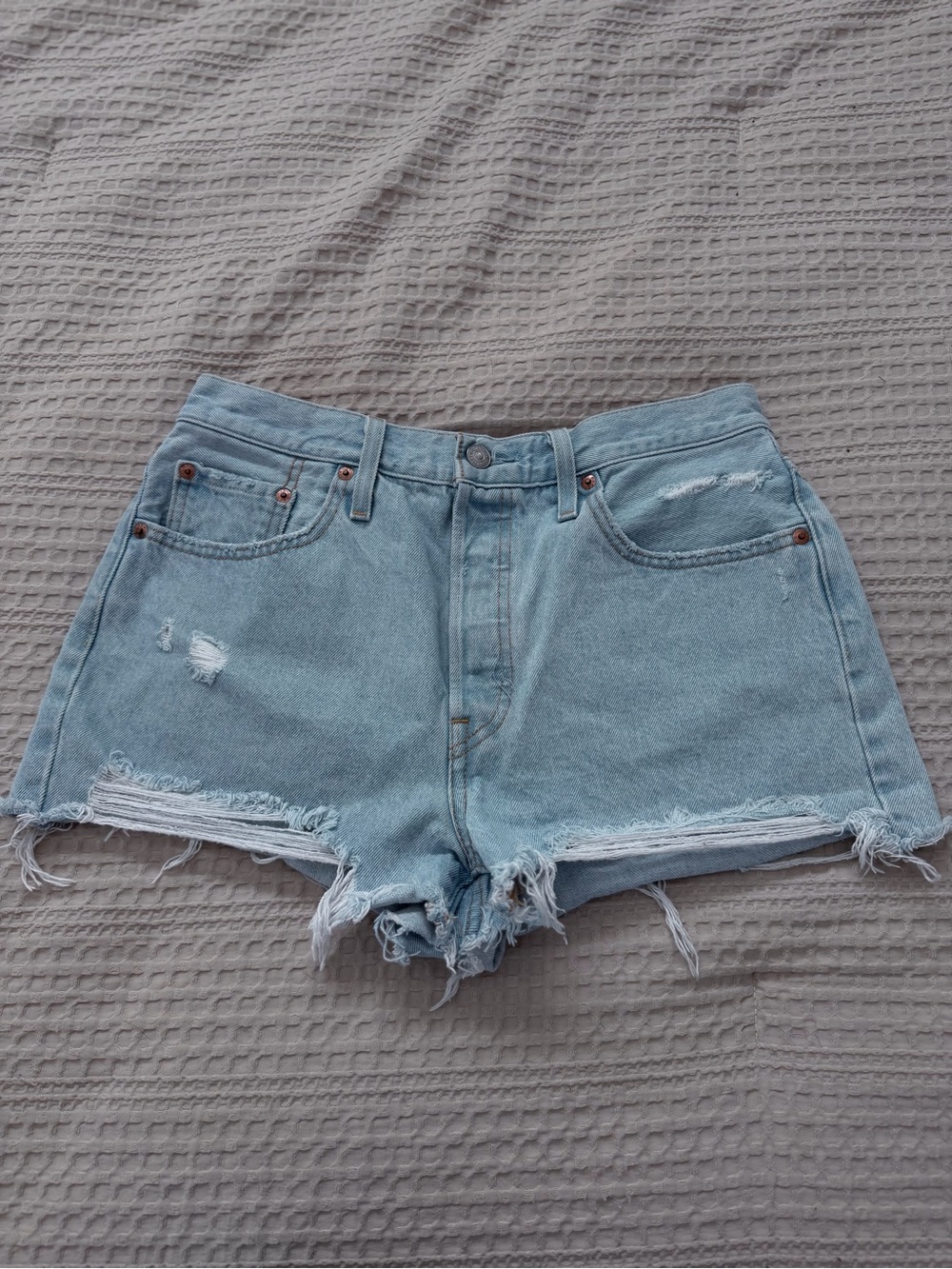 36. Levi’s | cutoff shorts | 29